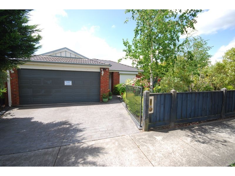 2 Greenbriar Way, Cranbourne West VIC 3977