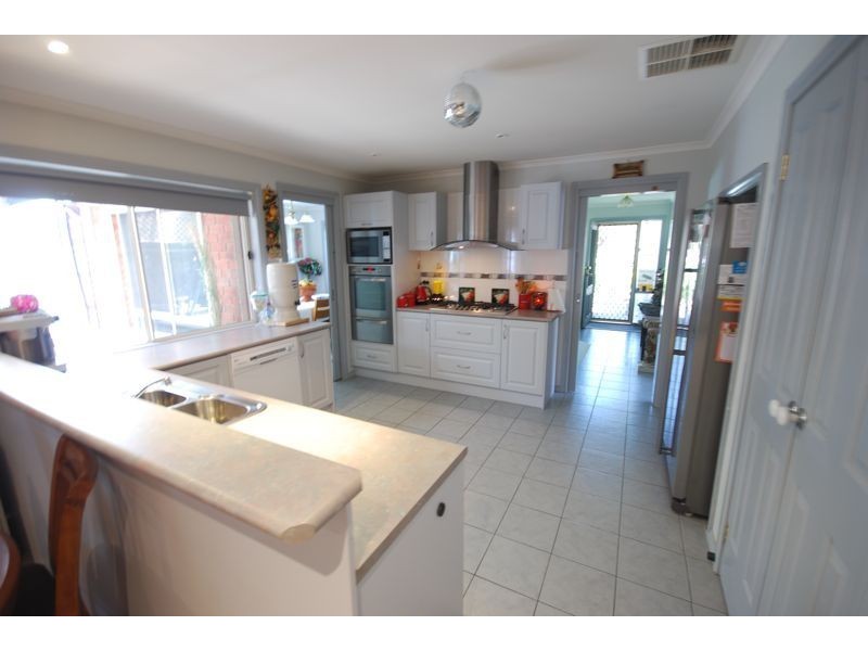 2 Greenbriar Way, Cranbourne West VIC 3977