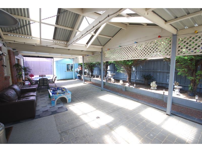 2 Greenbriar Way, Cranbourne West VIC 3977