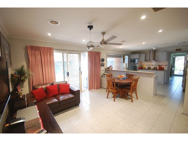 2 Greenbriar Way, Cranbourne West VIC 3977