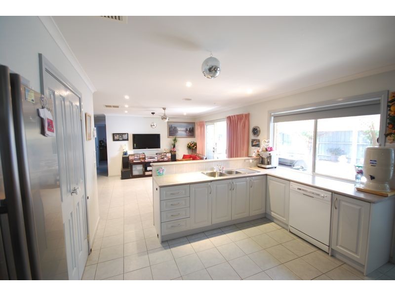 2 Greenbriar Way, Cranbourne West VIC 3977