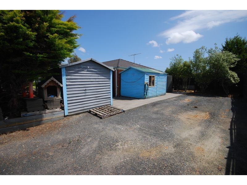 2 Greenbriar Way, Cranbourne West VIC 3977