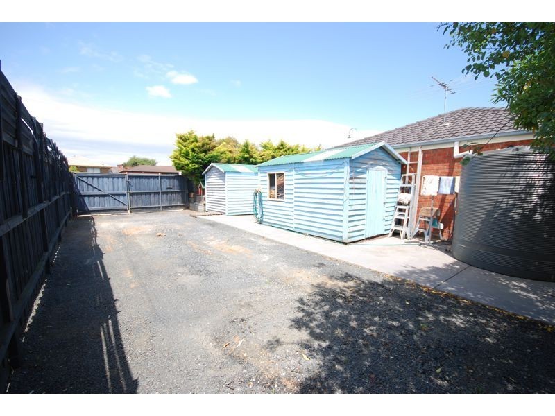 2 Greenbriar Way, Cranbourne West VIC 3977