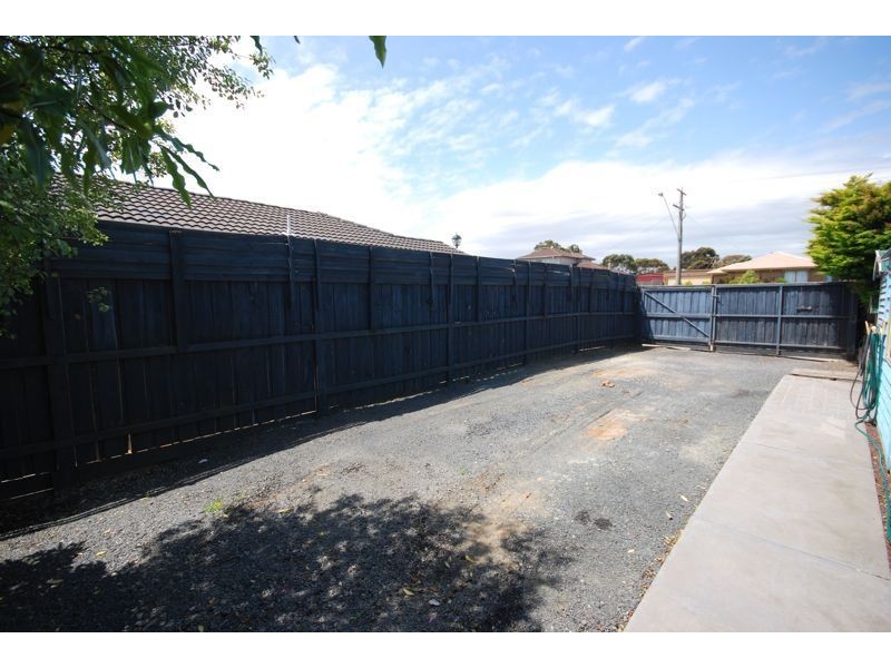 2 Greenbriar Way, Cranbourne West VIC 3977