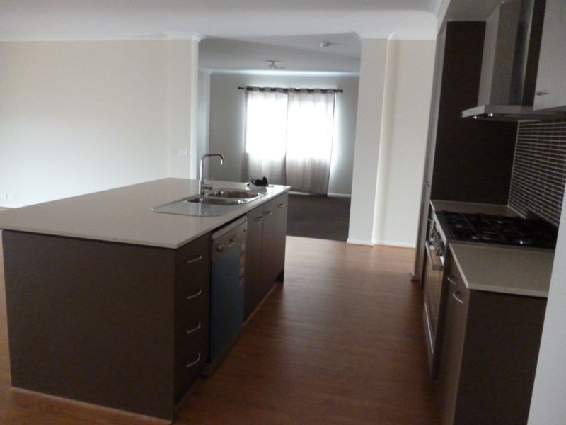 8 Palomino Avenue, Cranbourne East VIC 3977