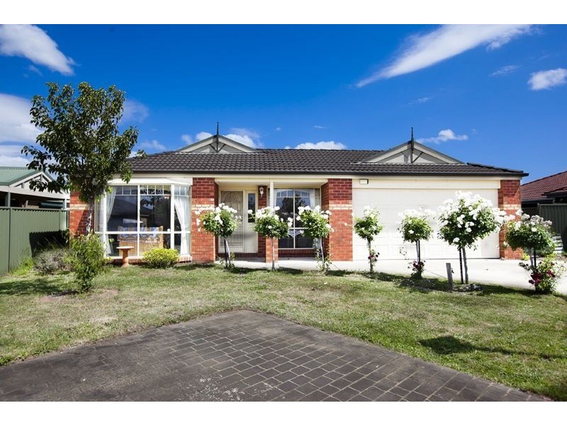 15 Oak Post Place, Cranbourne East VIC 3977