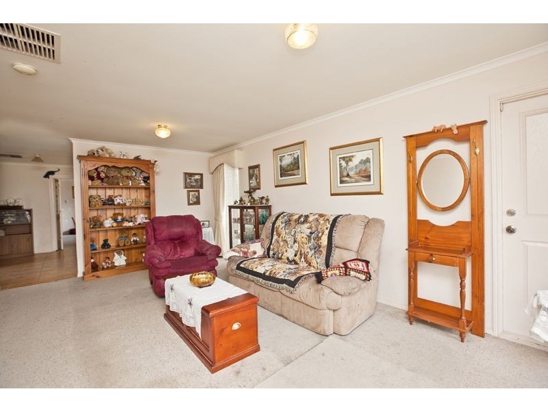 15 Oak Post Place, Cranbourne East VIC 3977