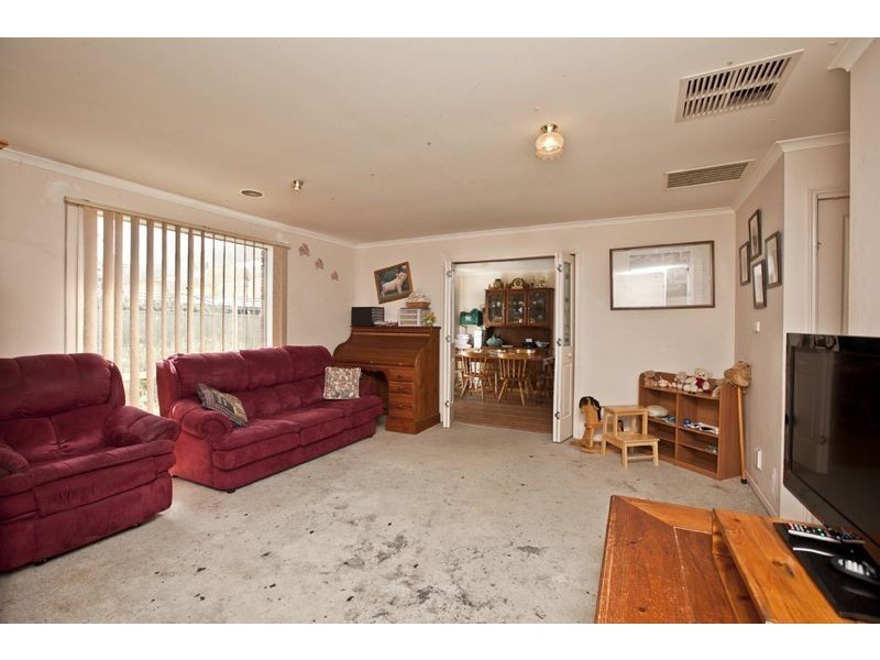 15 Oak Post Place, Cranbourne East VIC 3977