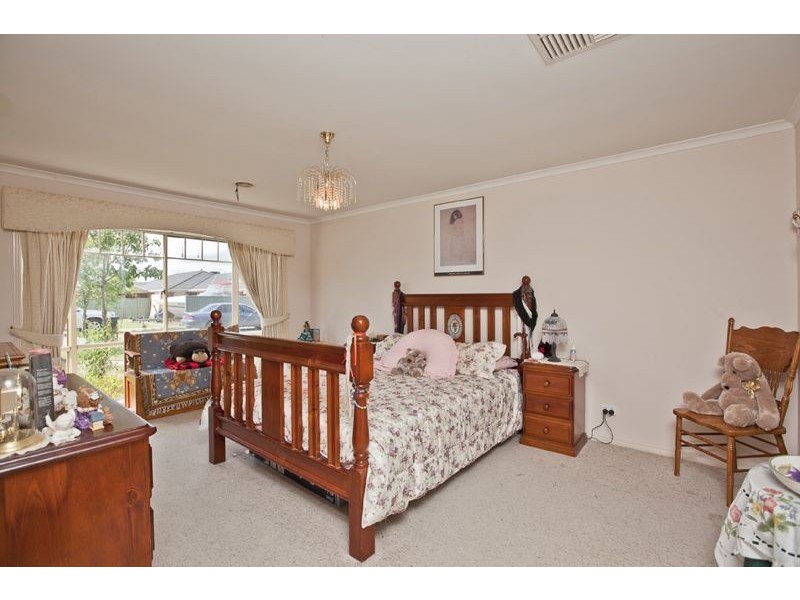 15 Oak Post Place, Cranbourne East VIC 3977