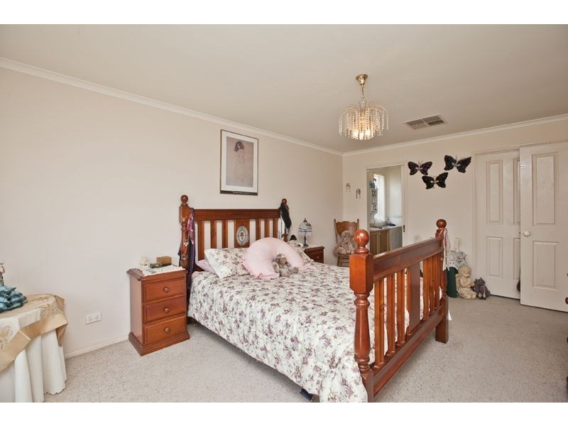 15 Oak Post Place, Cranbourne East VIC 3977