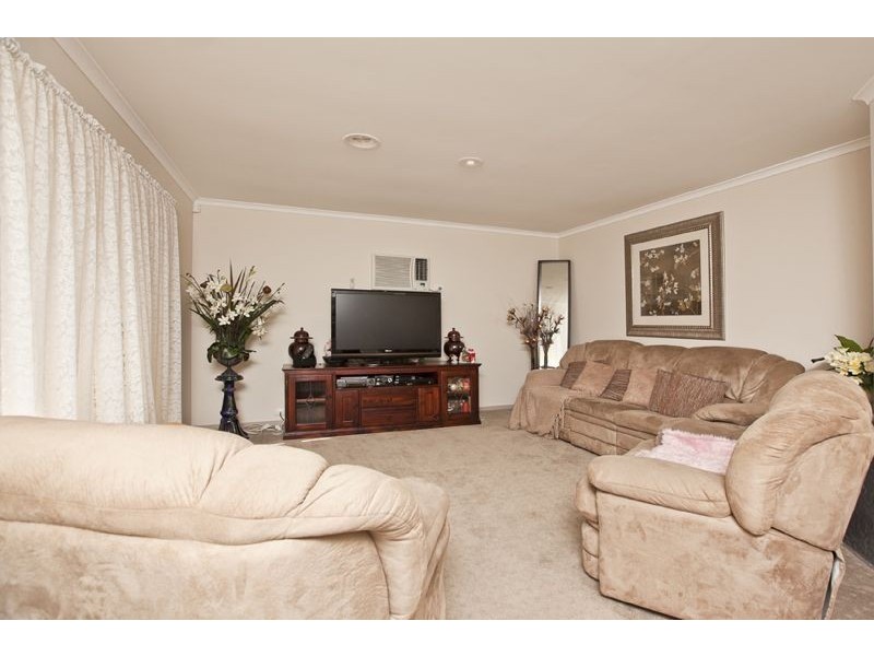 4 Joseph Banks Crescent, Cranbourne VIC 3977
