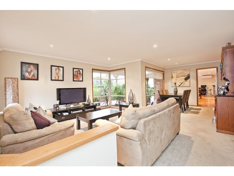 8 Sharne Court, Cranbourne North VIC 3977