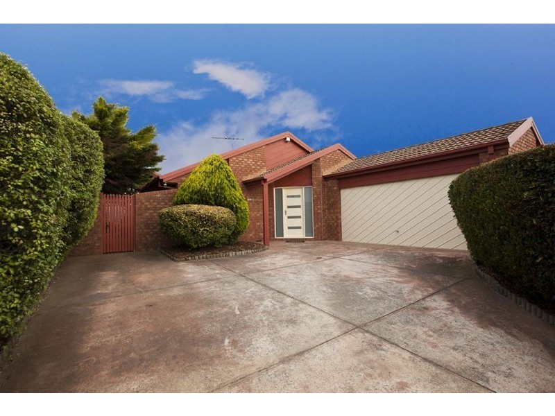 8 Sharne Court, Cranbourne North VIC 3977
