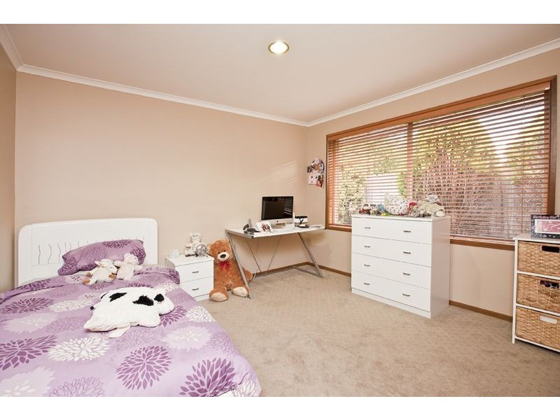 8 Sharne Court, Cranbourne North VIC 3977