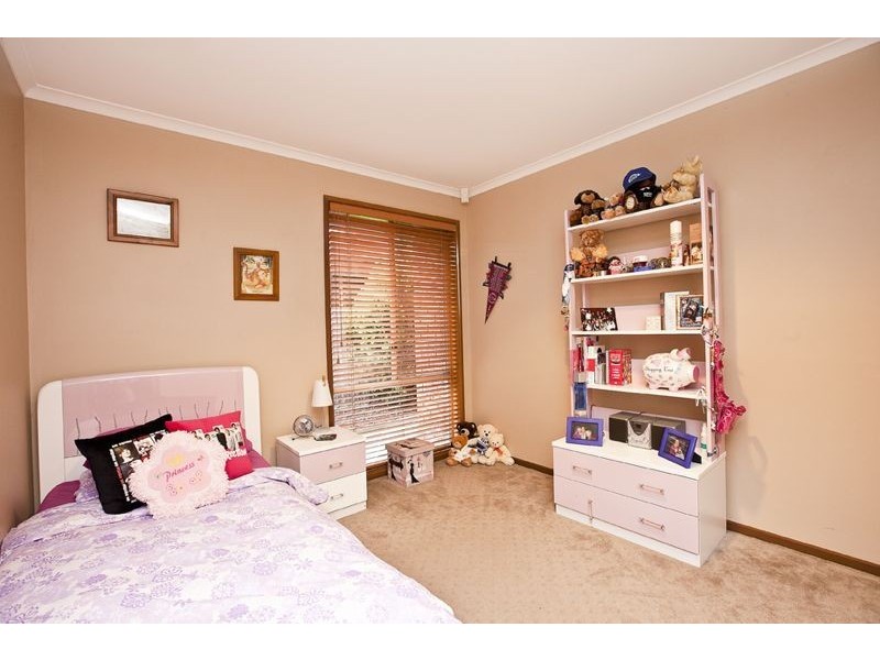 8 Sharne Court, Cranbourne North VIC 3977