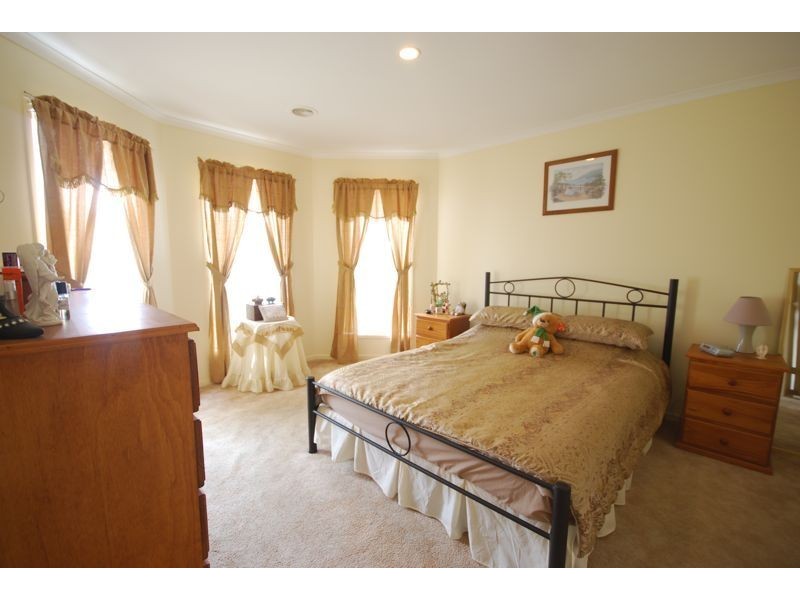 11 Foxwood Drive, Cranbourne East VIC 3977