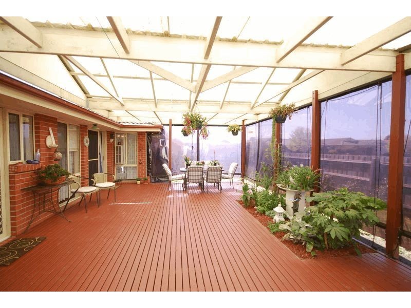 6 Gatwick Court, Cranbourne East VIC 3977