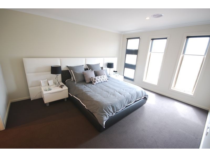 5 Pasadena Boulevard, Clyde VIC 3978