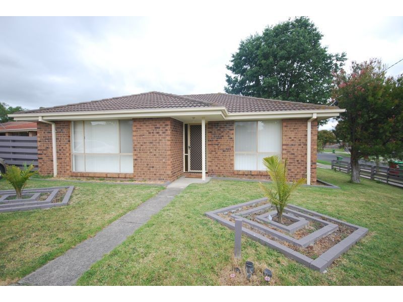 1/2 Joseph Banks Crescent, Cranbourne VIC 3977