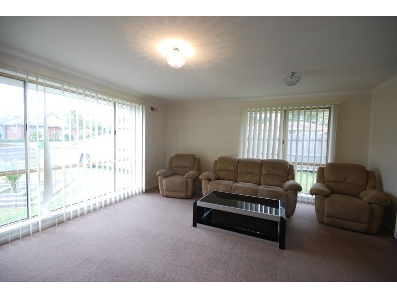 1/2 Joseph Banks Crescent, Cranbourne VIC 3977
