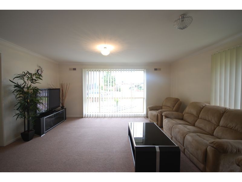 1/2 Joseph Banks Crescent, Cranbourne VIC 3977
