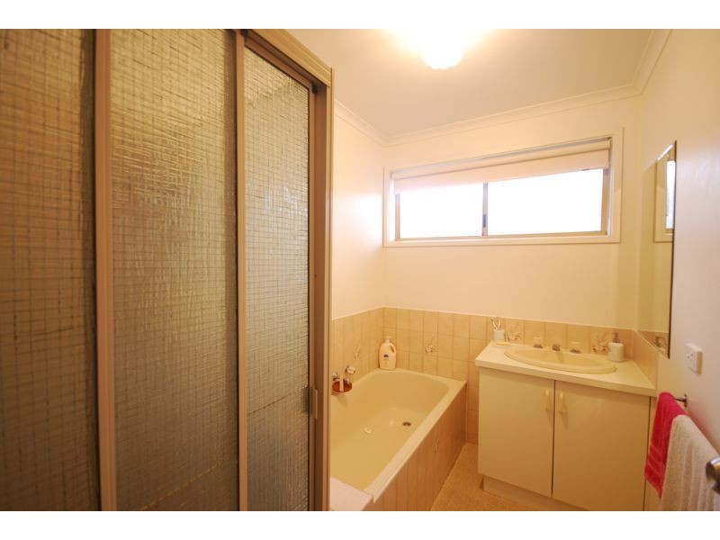 1/2 Joseph Banks Crescent, Cranbourne VIC 3977