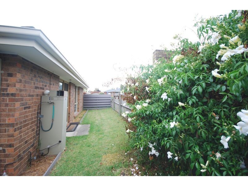1/2 Joseph Banks Crescent, Cranbourne VIC 3977