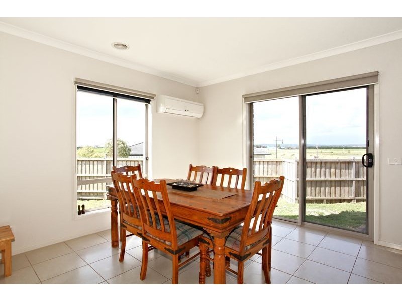 12 Mannavue Boulevard, Cranbourne North VIC 3977