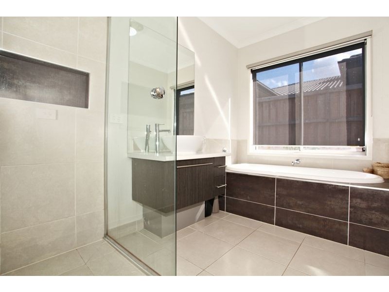 12 Mannavue Boulevard, Cranbourne North VIC 3977