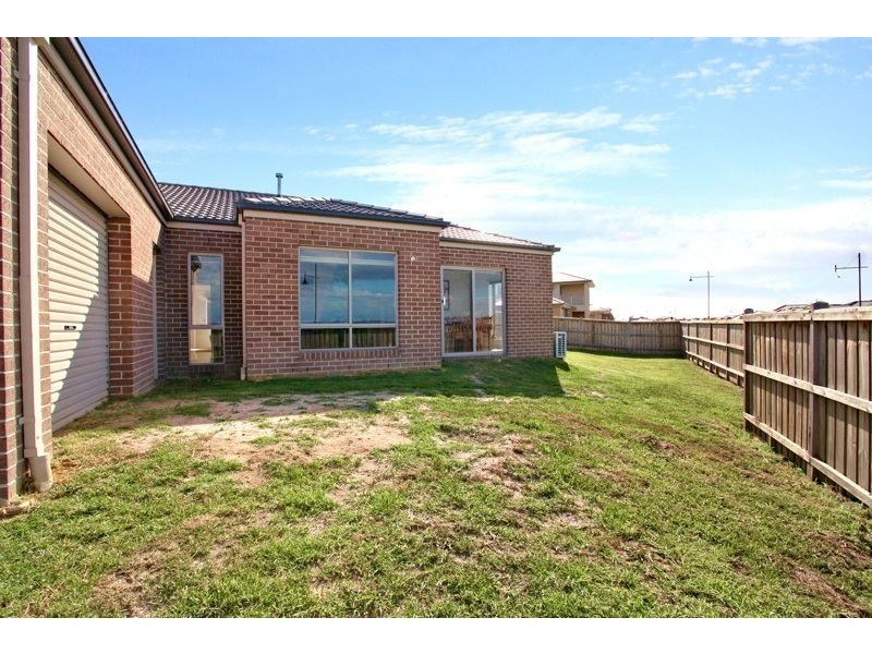 12 Mannavue Boulevard, Cranbourne North VIC 3977