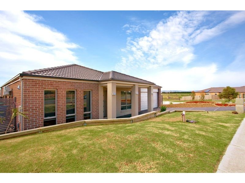 12 Mannavue Boulevard, Cranbourne North VIC 3977