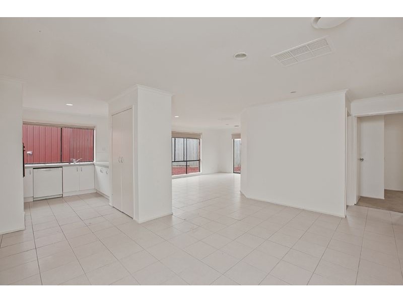 25 Maltravers Crescent, Cranbourne North VIC 3977