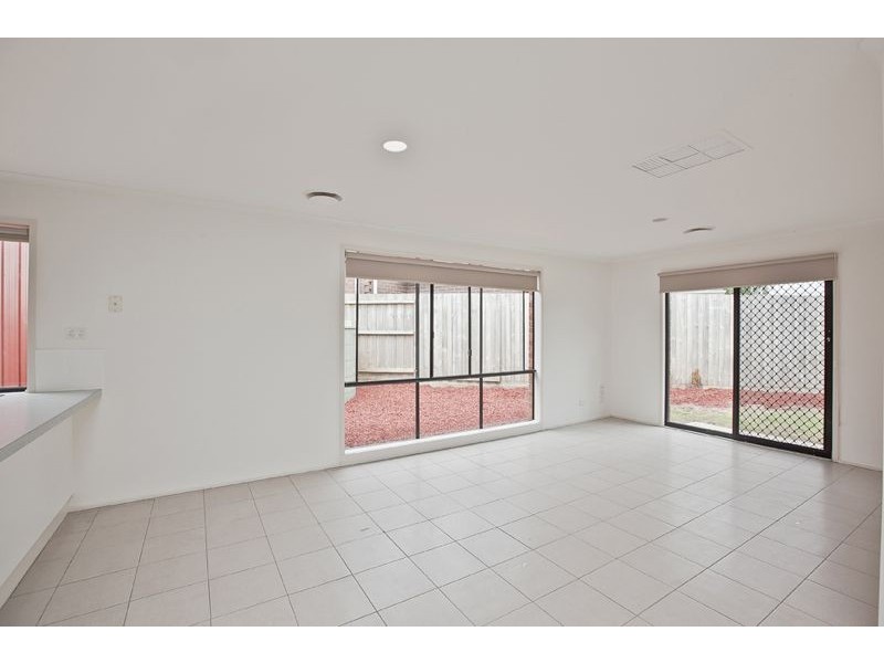 25 Maltravers Crescent, Cranbourne North VIC 3977