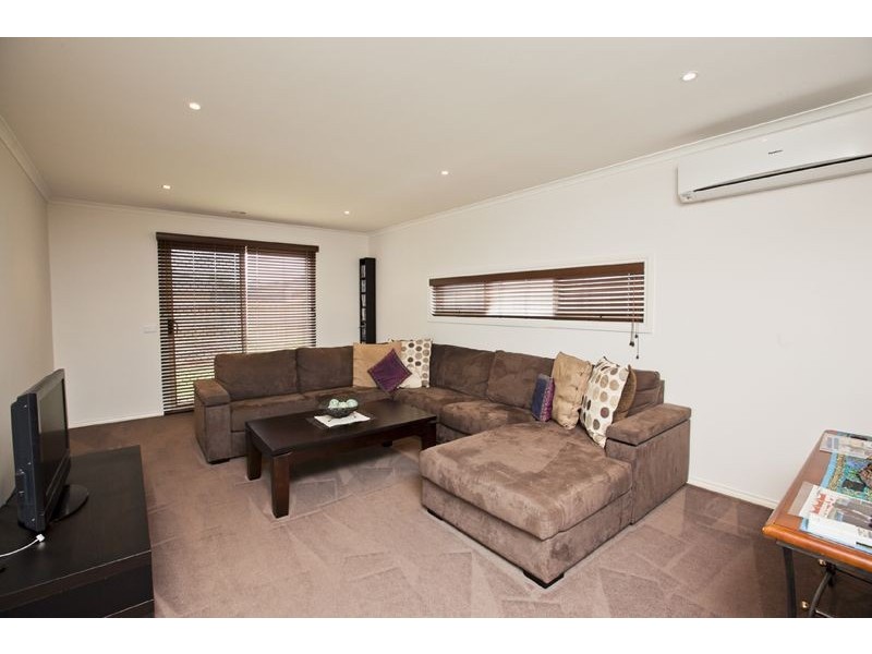 17 Bushranger Boulevard, Cranbourne VIC 3977