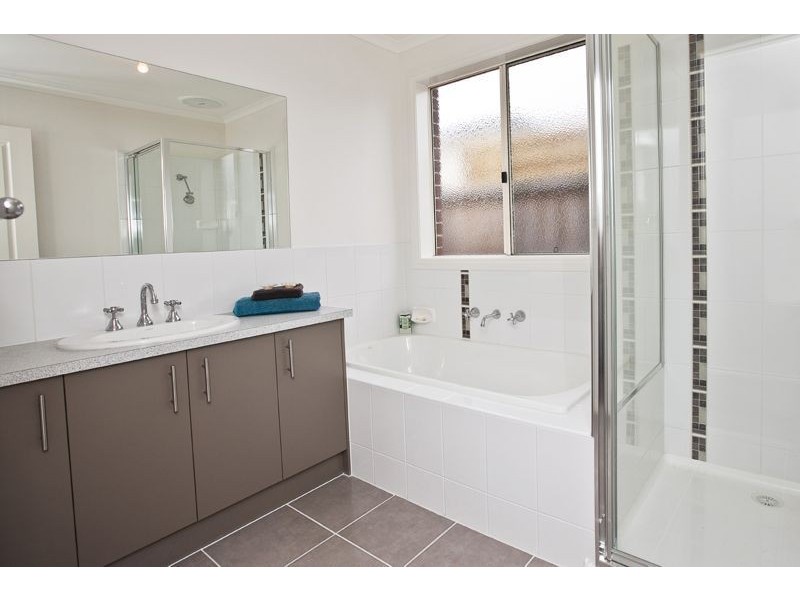 17 Bushranger Boulevard, Cranbourne VIC 3977