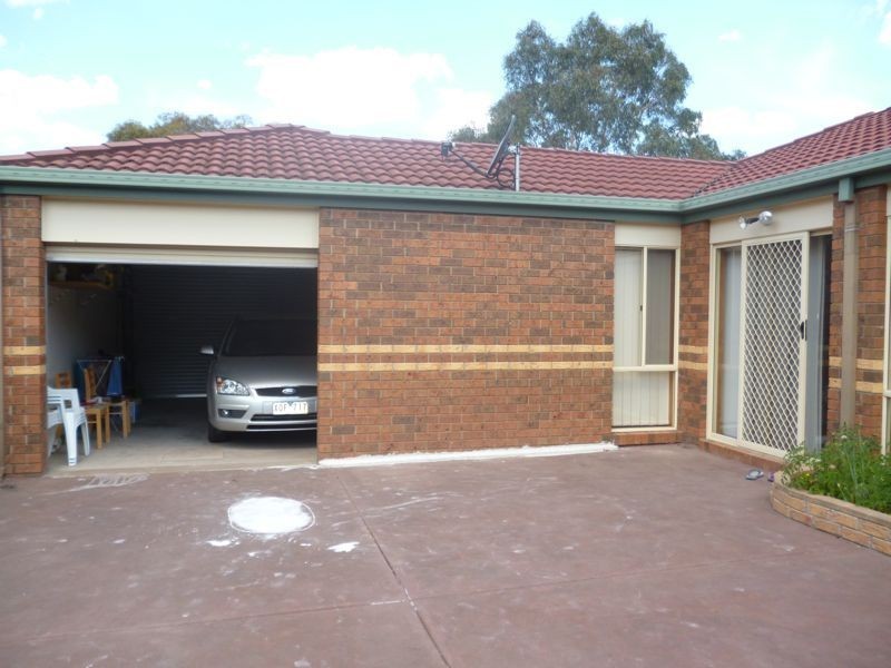 12 Greenock Crescent, Cranbourne East VIC 3977