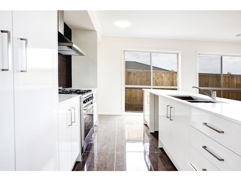 11 Hemingway Grove, Cranbourne West VIC 3977