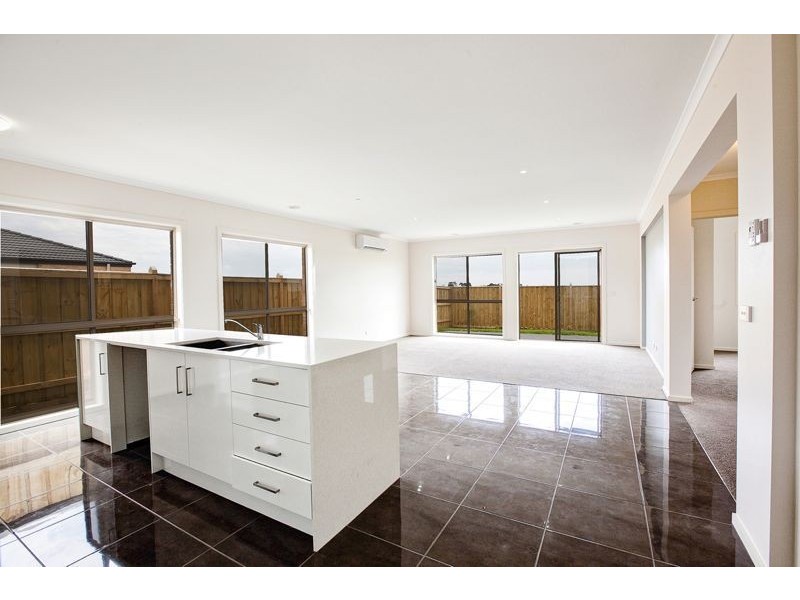 11 Hemingway Grove, Cranbourne West VIC 3977