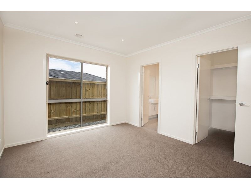 11 Hemingway Grove, Cranbourne West VIC 3977