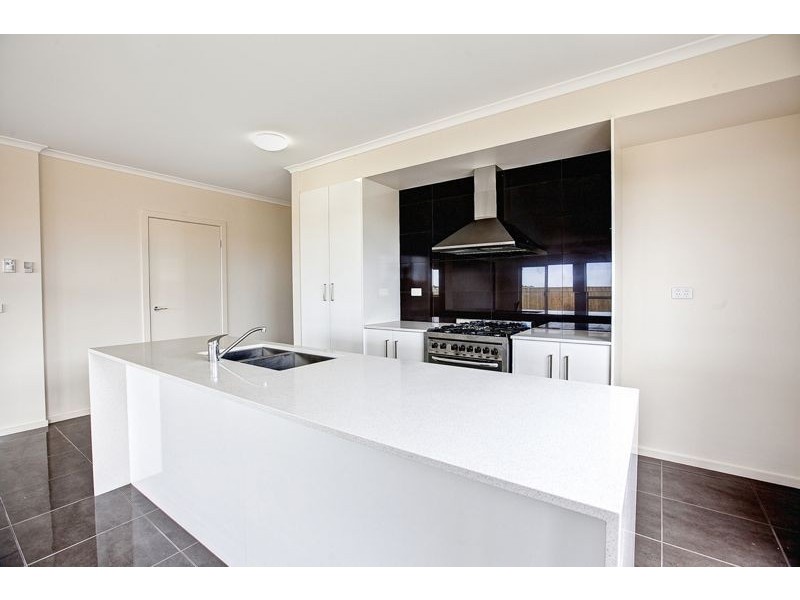 11 Hemingway Grove, Cranbourne West VIC 3977