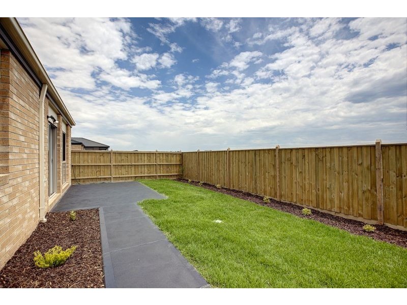 11 Hemingway Grove, Cranbourne West VIC 3977