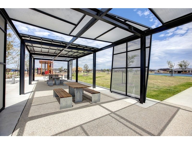 11 Hemingway Grove, Cranbourne West VIC 3977