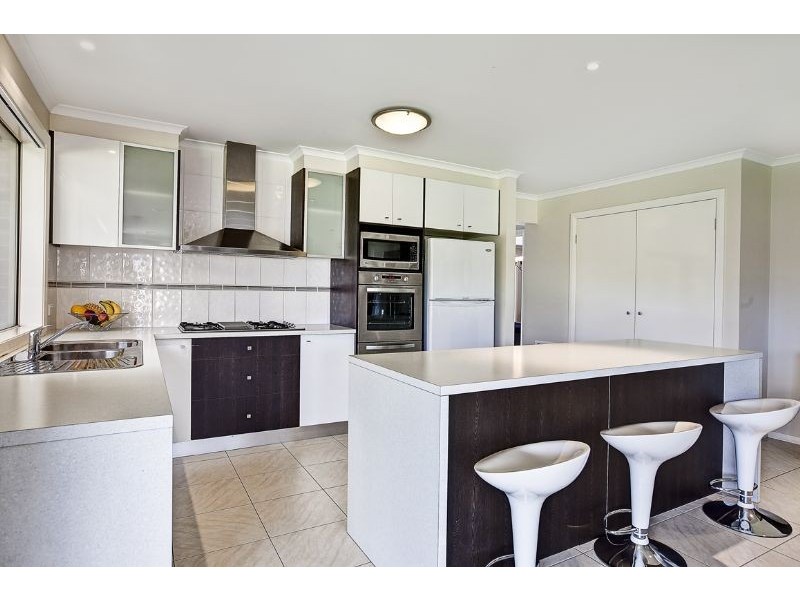 2 Nile Crescent, Cranbourne VIC 3977
