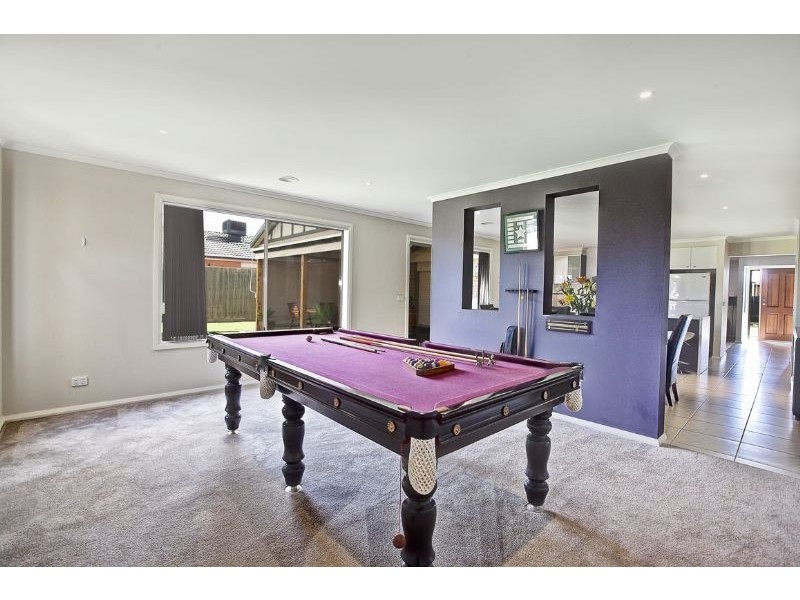 2 Nile Crescent, Cranbourne VIC 3977