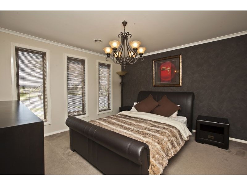 2 Nile Crescent, Cranbourne VIC 3977