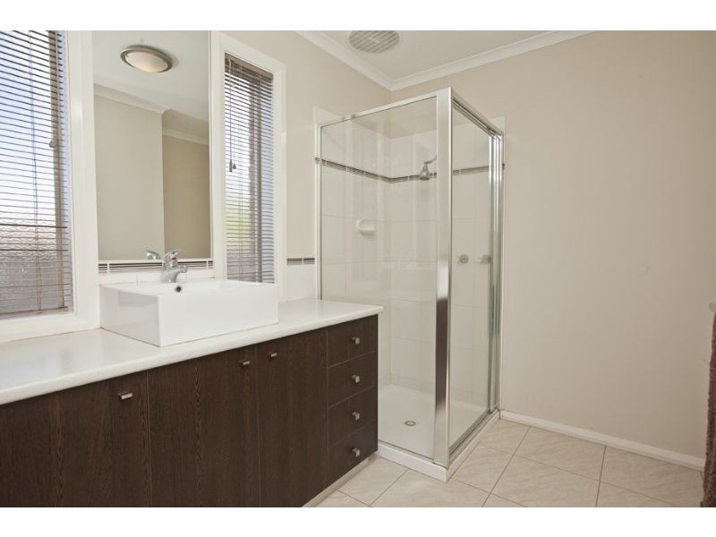 2 Nile Crescent, Cranbourne VIC 3977
