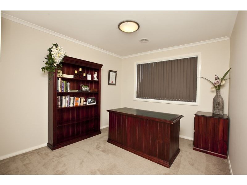 2 Nile Crescent, Cranbourne VIC 3977