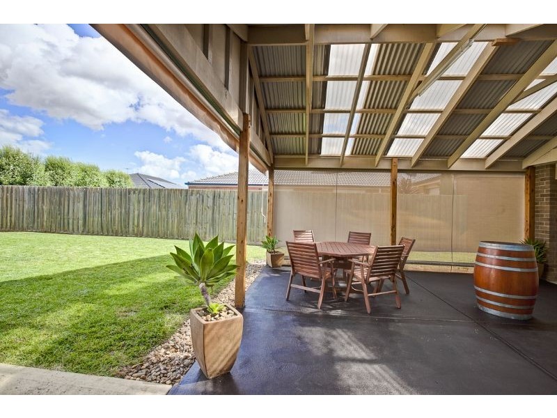 2 Nile Crescent, Cranbourne VIC 3977