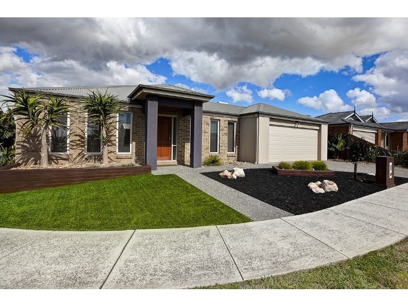 2 Nile Crescent, Cranbourne VIC 3977
