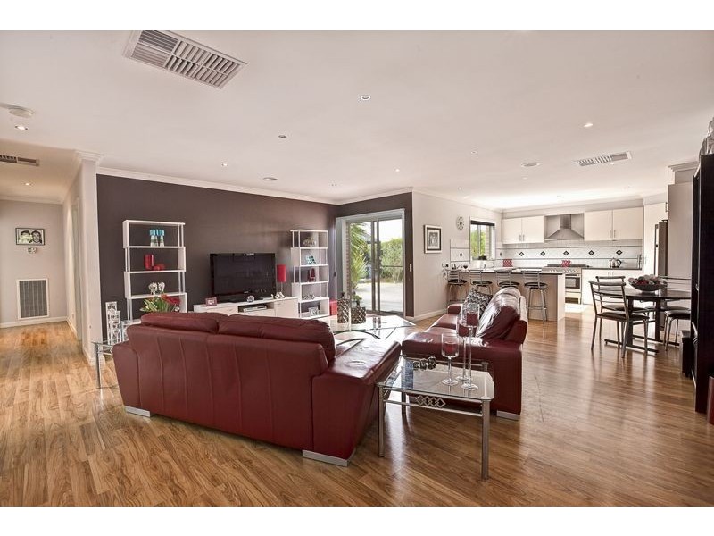 3 Longhirst Avenue, Cranbourne VIC 3977